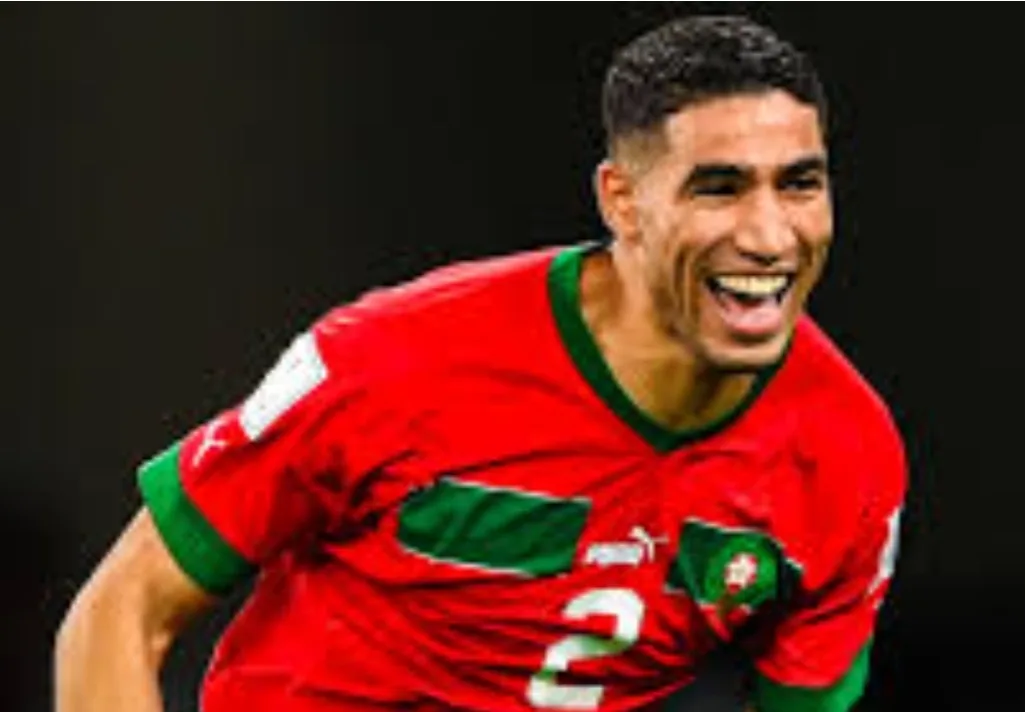 منصة عالمية … أشرف حكيمي يتوّج بجائزة أفضل لاعب ، ويكتب اسمه في تاريخ كرة القدم