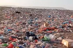كارثة بيئية في “فيلاج الصابرة” ضواحي وجدة … أزبال متناثرة، مسؤولون غائبون، والمواطن شريك في الجريمة !