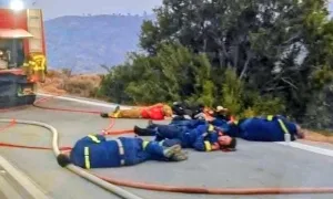 حريق شفشاون … ليالٍ بطولية لرجال الوقاية المدنية ونوم في وضع مثير بعد أن أنهكمهم التعب والحر