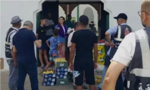 تطوان :    قائد يحجز شاحنة محملة بالفواكه ويقوم بتوزيع حمولتها على جمعيات خيرية فيها أطفال وعجزة