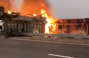 إصطدام عنيف جدا بين شاحنتين في الطريق السيار بين جرسيف وتاوريرت يخلف قتيل وجرحى وإندلاع النيران