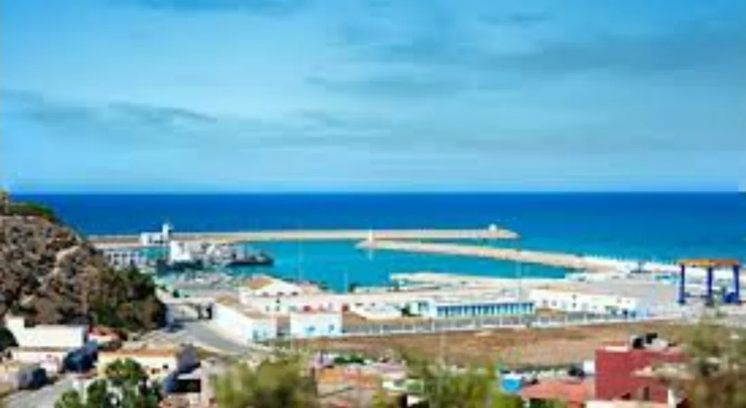 فوضى في ركن السيارات بميناء رأس الماء ضواحي الناظور … المجانية تتحول إلى مصدر ابتزاز