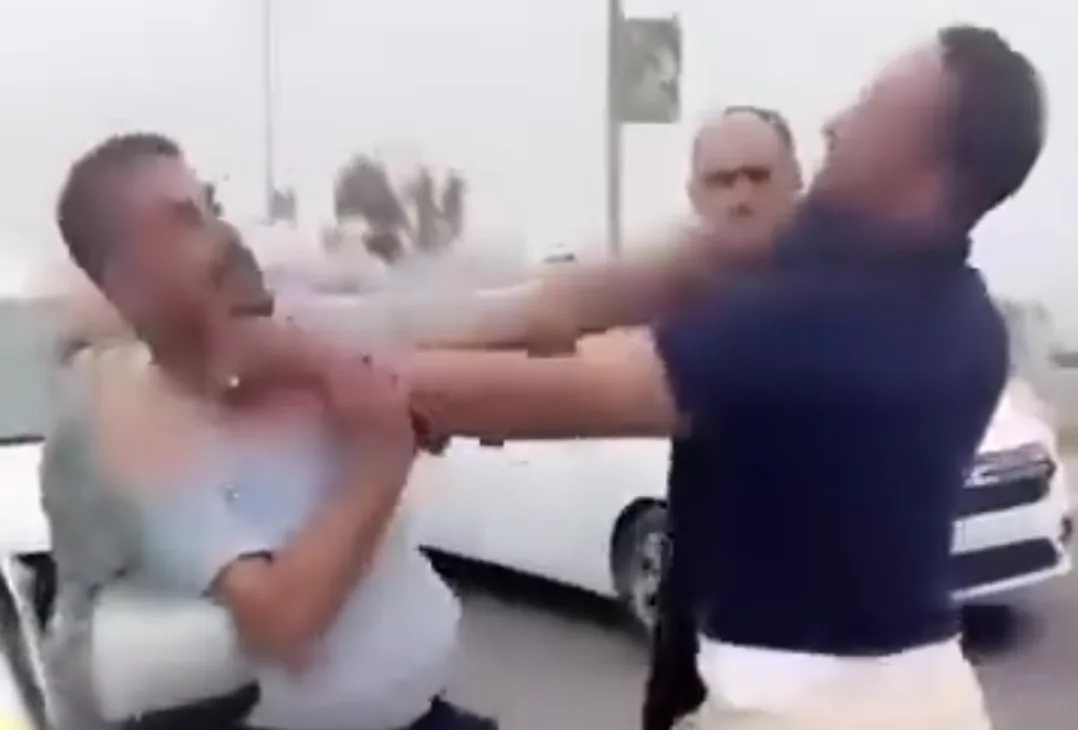 فيديو :    شجار عنيق ولكمات قوية بين سائق طاكسي وسائق سيارة نفعية يعكر حركة السير بين أكادير وتامري