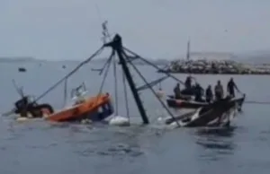 نجاح عملية انتشال مركب الصيد “أسامة” بعد غرقه على مشارف ميناء الحسيمة: ضباب كثيف وخسائر مادية فادحة