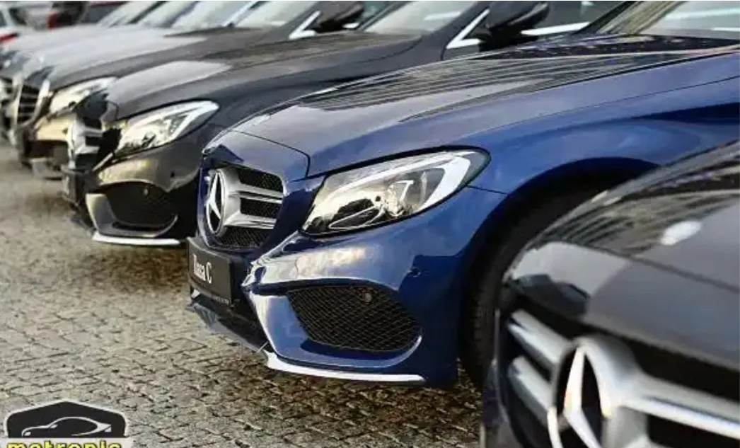 “مرسيدس” تستدعي آلاف السيارات بسبب “عيب خطير”