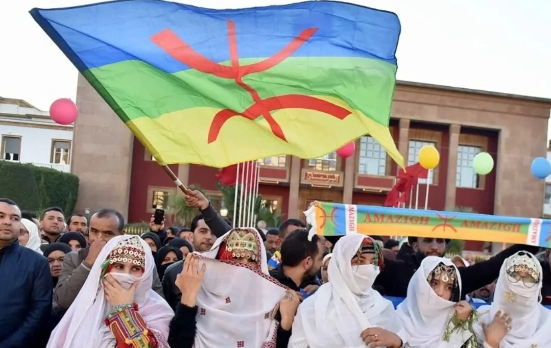 اليوم العالمي للعلم الأمازيغي :  رمز الثقافة، وحدة الهوية، ونضال مستمر