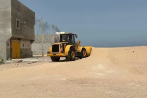 إقليم العيون : زحف الرمال يهدد قرية “تاروما” ويشل حياة سكانها وسط نداءات استغاثة
