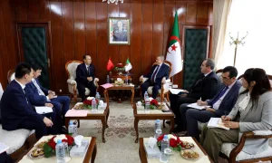 العمال الصينيون في الجزائر بين الوعود الرسمية و الواقع الذي يفتقد للكرامة