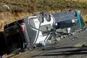 مصرع 76 مهاجراً في حادث مأساوي لحافلة بأفغانستان