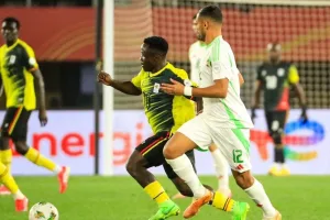 ثلاثية نارية تقود محليي الجزائر لانطلاقة مثالية في كأس إفريقيا بتنزانيا