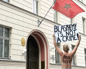 ناشطات حركة “FEMEN” عاريات أمام سفارة المغرب في برلين دعماً لابتسام لشكر