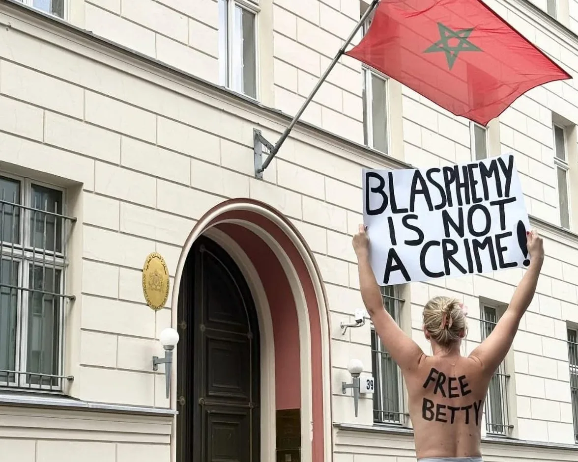 ناشطات حركة “FEMEN” عاريات أمام سفارة المغرب في برلين دعماً لابتسام لشكر