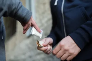 شبكات إجرامية تستغل شباب بني ملال في تجارة المخدرات شمال إيطاليا في ظروف تشبه العبودية