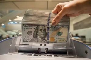 الدولار يهوي بعد بيانات صادمة للوظائف الأمريكية ومؤشرات على خفض وشيك للفائدة