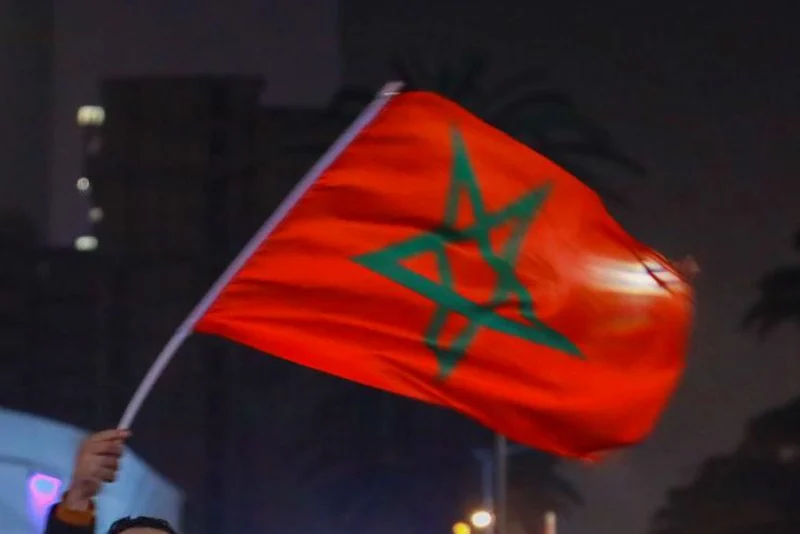 ستة أشهر حبسا لشاب أحرق العلم الوطني