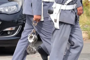 أربعة قاصرين يوقفون قطارًا ويواجهون القضاء بسبب عبث خطير بالسكك الحديدية