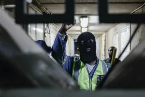 حمى الذهب العالمية تغذي الجريمة المنظمة والصراعات المسلحة في إفريقيا وأمريكا الجنوبية