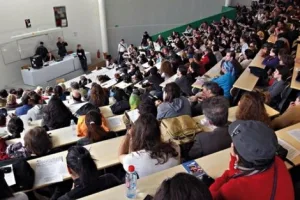حكومة أخنوش تمهد الطريق لفتح فروع لجامعات أجنبية وإحداث مؤسسات رقمية وغير ربحية