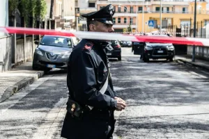 الكارابينييري الإيطالي يوقف مغربياً واثنين آخرين ويصادر 400 نبتة حشيش بقيمة كبيرة في نوورو