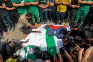 مصرع صحافيين من “الجزيرة” في غارة إسرائيلية ووداع مؤثر وسط أجواء الحرب المستعرة في غزة