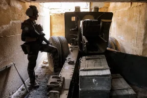 الجيش اللبناني يتسلم الدفعة الأولى من السلاح الفلسطيني في مخيمات صور