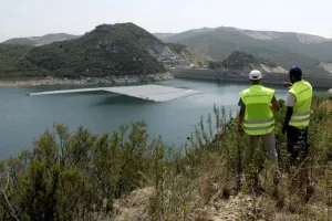 ألواح شمسية عائمة تخفف التبخر وتحمي موارد المياه بسد طنجة المتوسط