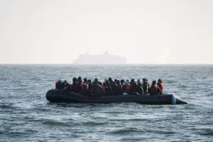 مأساة في مياه موريتانيا: عشرات المهاجرين يلقون حتفهم بعد غرق زورق قبالة السواحل