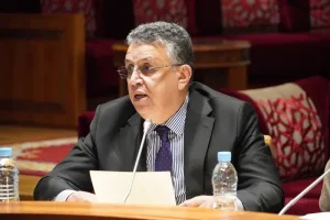 جدل قانوني حول شهادة مغادرة التراب الوطني التي يطالب بها الموظفون خلال العطلات الصيفية