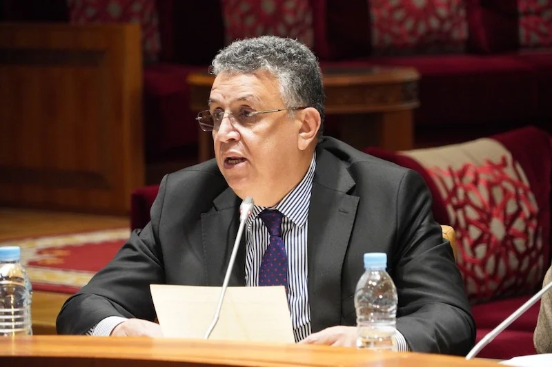 جدل قانوني حول شهادة مغادرة التراب الوطني التي يطالب بها الموظفون خلال العطلات الصيفية