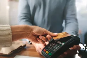 المقاومون للرقمنة.. قطاع المقاهي والتجارة يواجه دعوات الدفع الإلكتروني بالتجاهل والرفض