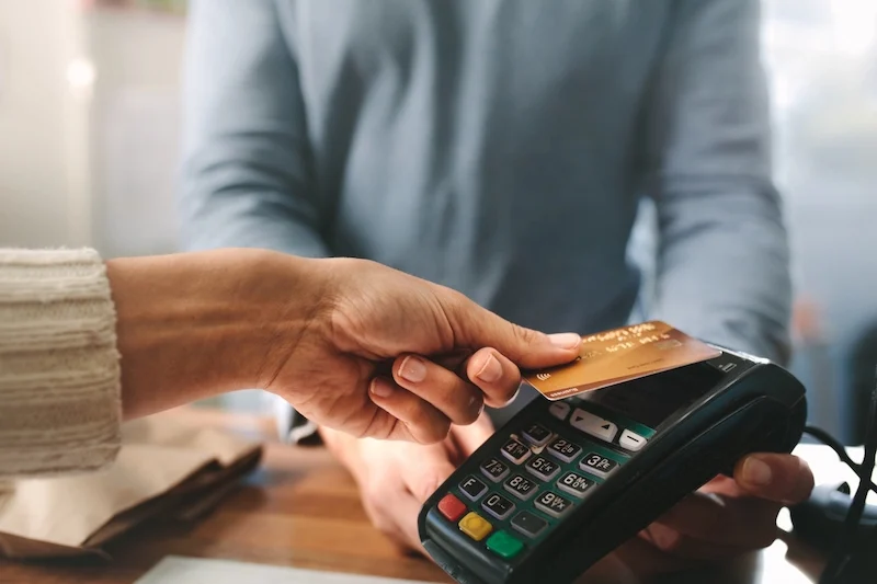 المقاومون للرقمنة.. قطاع المقاهي والتجارة يواجه دعوات الدفع الإلكتروني بالتجاهل والرفض