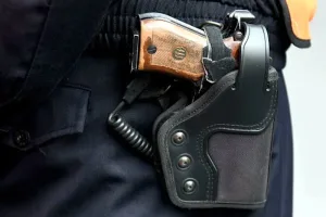 مفتش شرطة بالريصاني يطلق سلاحه لتحييد خطر رجل مسلح