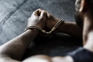تفكيك شبكة دولية لتجارة الأسلحة تورّط كينيًا أوقف بالمغرب