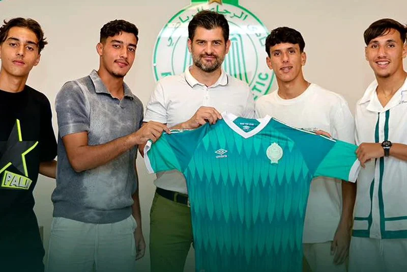 الرجاء يبرم عقود احترافية مع أربعة من نجوم المستقبل لتعزيز الفريق الأول