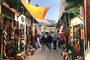 تجار طنجة يشتكون من ركود صيفي غير مسبوق ويحمّلون الغلاء مسؤولية عزوف الزوار