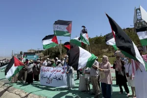 مغاربة يتظاهرون أمام ميناء طنجة المتوسط احتجاجًا على رسو سفينة تحمل “أسلحة موجهة إلى إسرائيل”