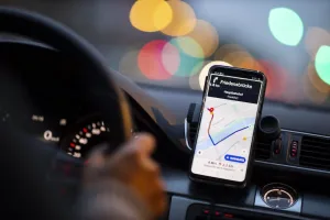 ممارسات احتكارية تهدد قطاع النقل عبر التطبيقات الذكية