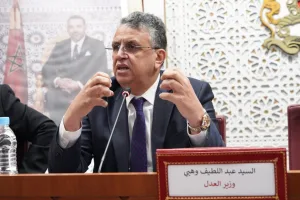 العقوبات البديلة تتصدر السياسة الجنائية المغربية.. وهبي يدعو لترشيد السجن وإعادة الإدماج