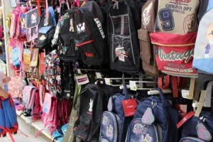 حجز مئات الآلاف من الحقائب المدرسية بميناء الدار البيضاء يهدد تجهيزات الدخول المدرسي
