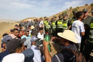 ساكنة بوعروس تتظاهر مشياً على الأقدام للمطالبة بالماء والصحة والتعليم