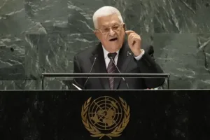 عباس يؤكد سعي الفلسطينيين لدولة سلمية غير مسلحة ويطالب بوقف الحرب على غزة