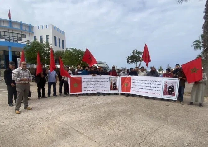 احتجاج مهنيي “باب المرسى” بأكادير بسبب استبعادهم من مشروع السوق الجديد