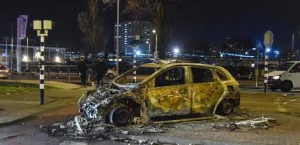هولندا :     لاهاي تشتعل بالشغب … إصابة 4 عناصر شرطة واعتقال 37 شخصاً