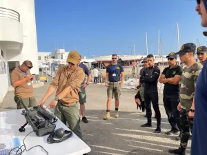 القوات المسلحة المغربية والأمريكية تنفذان تمريناً مشتركاً لتعزيز القدرات البحرية بميناء الدار البيضاء