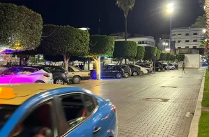 الحسيمة … تحويل جزء من ساحة محمد السادس إلى موقف سيارات خاص بفندق وسط اتهامات بـ”المحاباة”