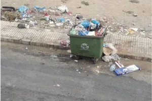 الناظور تغرق في الأزبال وعصير النفايات … ووعود رئيس الجماعة ذهبت أدراج الرياح !
