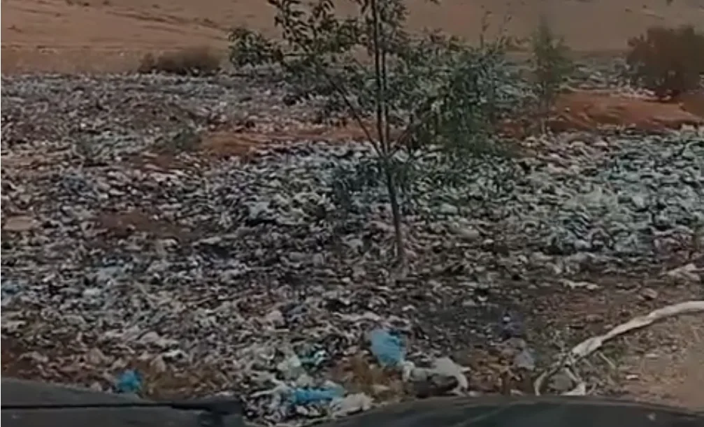 فيديو … فضيحة بسهل كرت :    جماعة تزطوطين ضواحي الناظور تُخفي مطرح نفايات قرب محطة تصفية المياه !