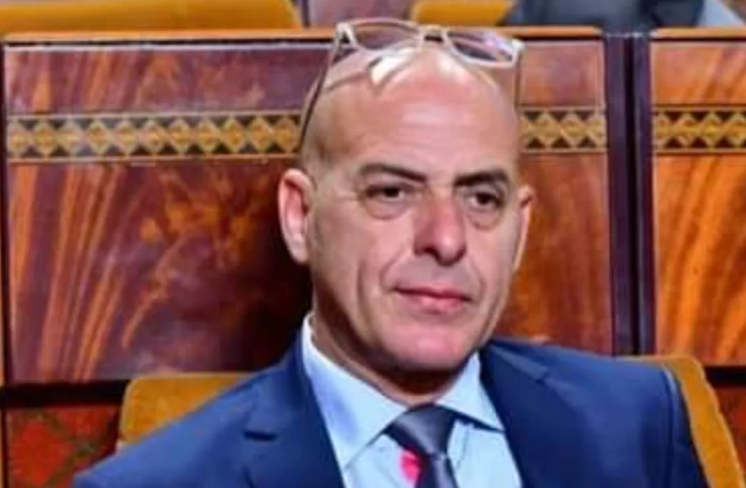 “مصاص دماء الساكنة يدعي النزاهة” … البرلماني “الزماكري” المقيم في بلجيكا الذي يرأس جماعة أكليم يبرئ نفسه مما نشرته “كواليس الريف” 