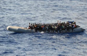 توقيف 19 شخصا متهمين بقتل مهاجرين سريين على قارب مطاطي بسواحل الكناري