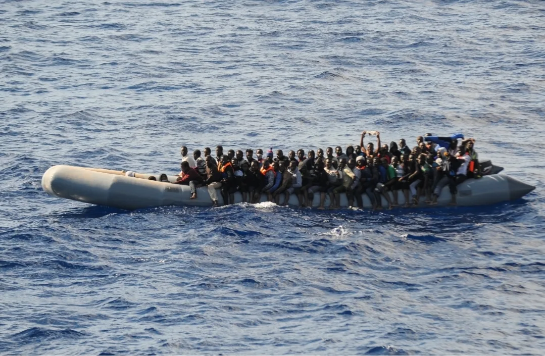 توقيف 19 شخصا متهمين بقتل مهاجرين سريين على قارب مطاطي بسواحل الكناري